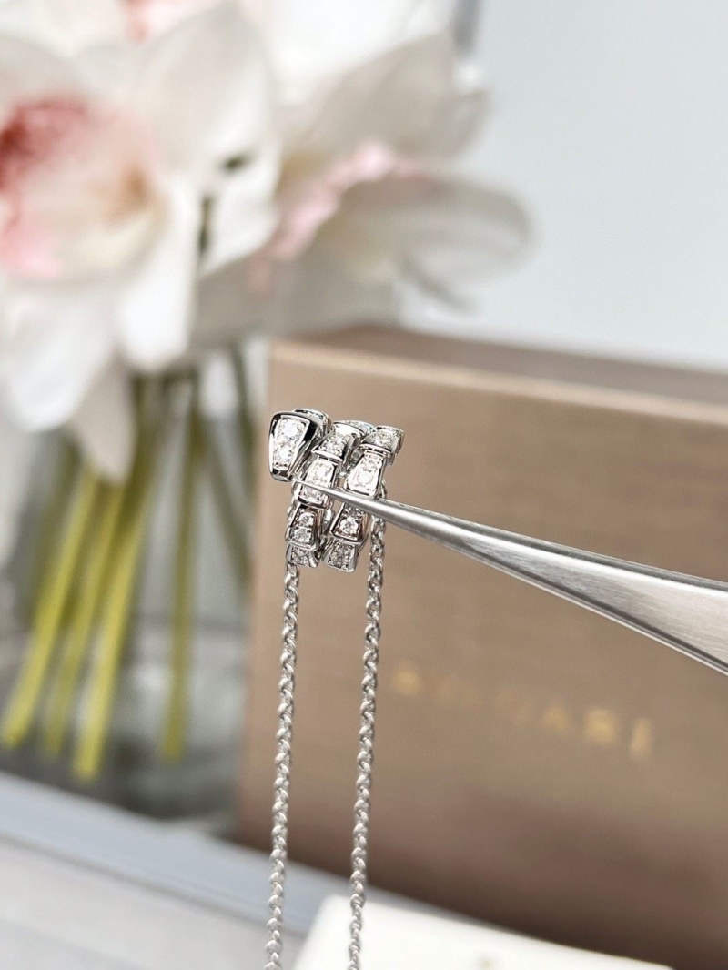 Bv1g*ai necklaces